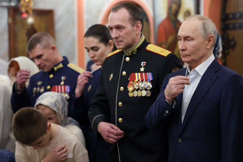 Vladimir Putin a participat la o slujbă de Craciun care a durat toată noaptea/ Profimedia