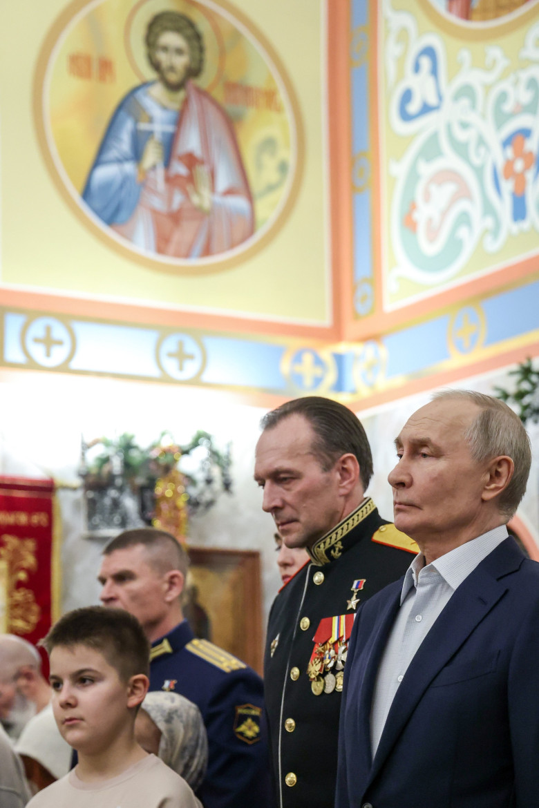 Vladimir Putin a participat la o slujbă de Craciun care a durat toată noaptea/ Profimedia