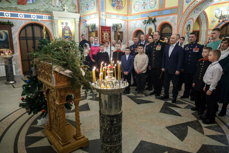 Vladimir Putin a participat la o slujbă de Craciun care a durat toată noaptea/ Profimedia