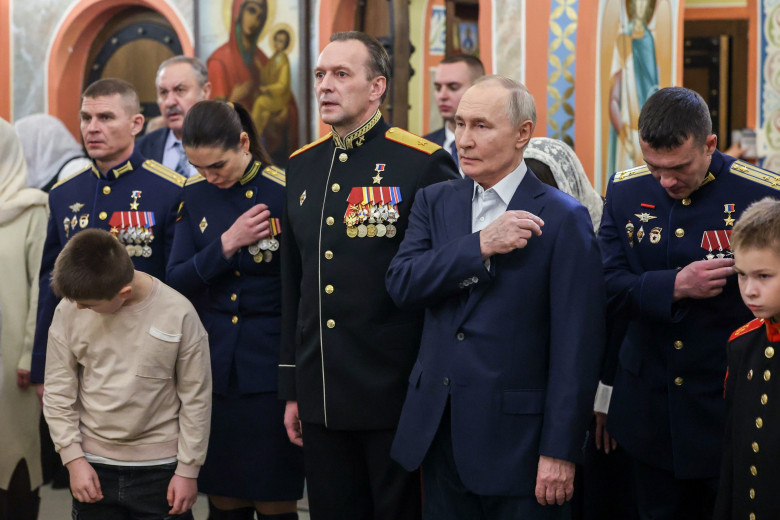 Vladimir Putin a participat la o slujbă de Craciun care a durat toată noaptea/ Profimedia