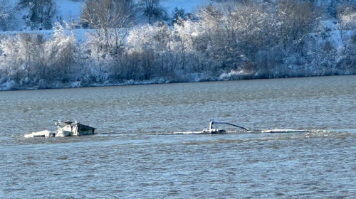 Navă încărcată cu 1.133 de tone de fertilizator, scufundată parţial în Dunăre/ FOTO Facebook Primăria Zimnicea