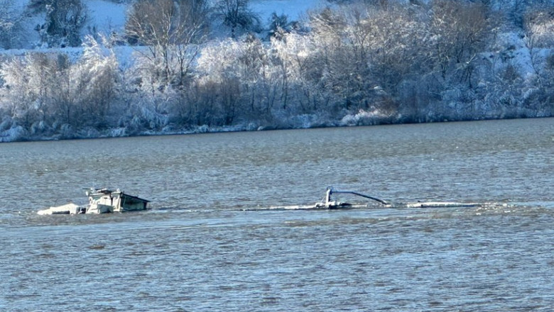 Navă încărcată cu 1.133 de tone de fertilizator, scufundată parţial în Dunăre/ FOTO Facebook Primăria Zimnicea