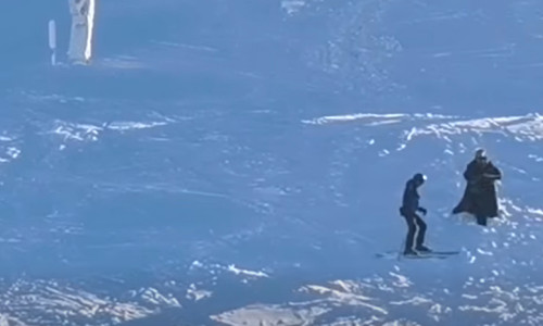 femeie in fusta pe munte