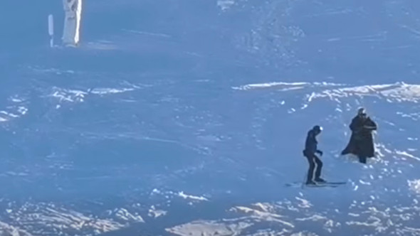 VIDEO "Pârtia de schi nu e podium de modă". O femeie îmbrăcată în fustă, coborâtă de pe munte de un jandarm