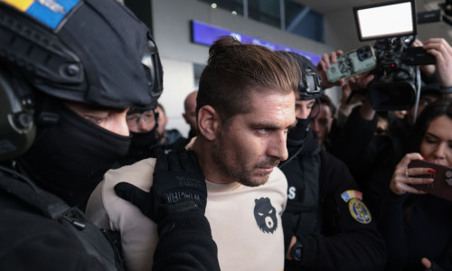 Cosmin Costinel Zuleam este escortat de către polițiști în afara aeroportului internațional Henri Coandă din Otopeni, 21 ianuarie 2026. Inquam Photos George Călin (3)