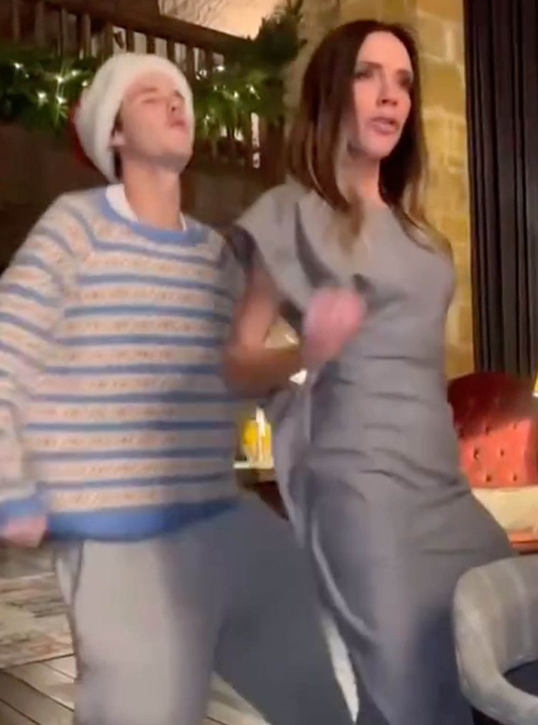 Cruz Beckham alături de mama sa, Victoria/ Captură video Profimedia