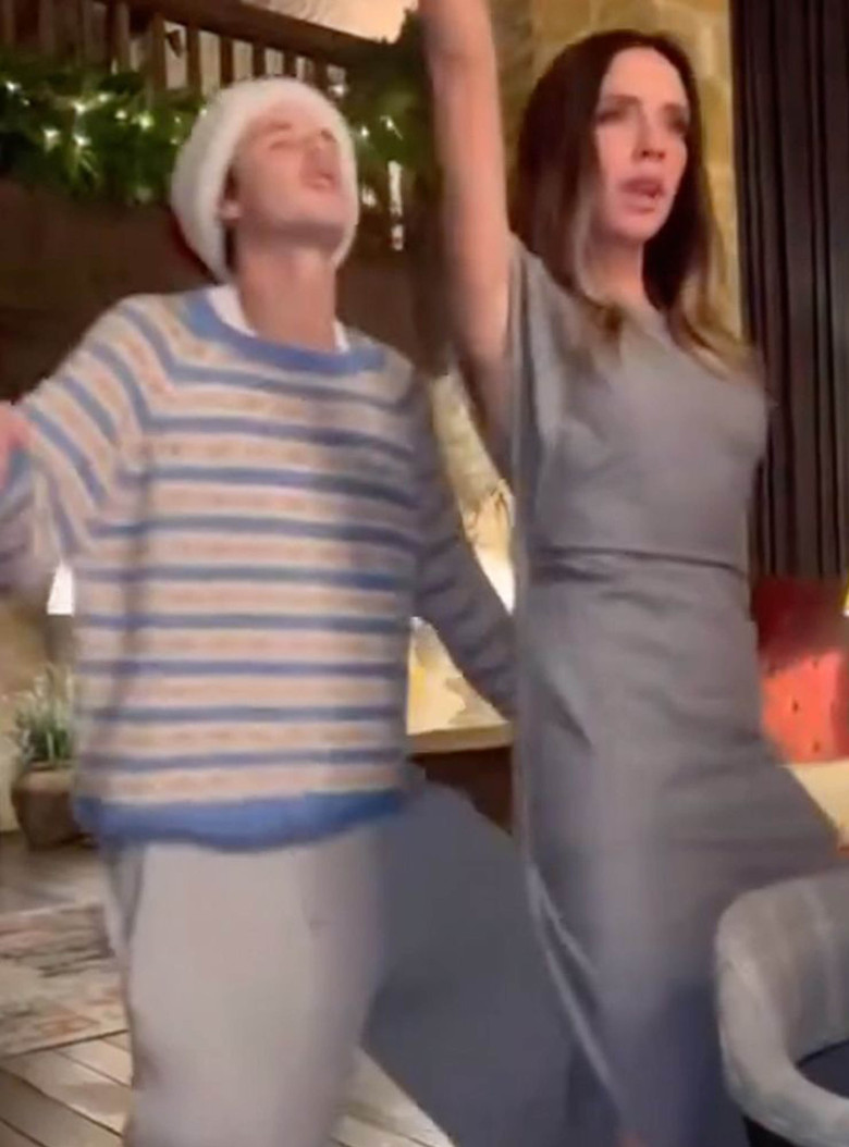 Cruz Beckham alături de mama sa, Victoria/ Captură video Profimedia