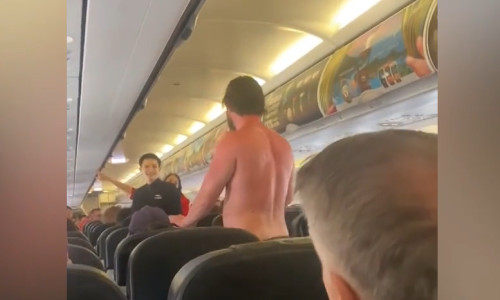 barbat dezbracat in avion