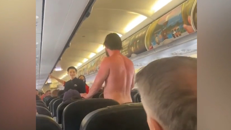 barbat dezbracat in avion