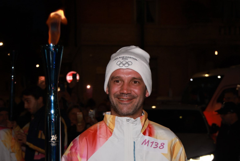 cristian chivu cu flacara olimpica