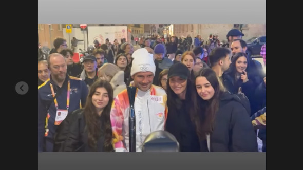 Chivu, admirat și felicitat de fiice și de soție, când l-au văzut cu flacăra olimpică în Milano. Îmbrățișări calde de la Natalia, Anastasia și Adelina