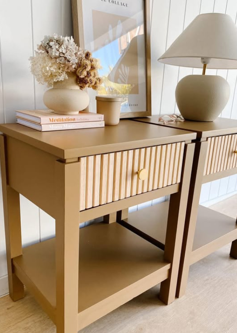 tanara care reconditioneaza mobila (2)