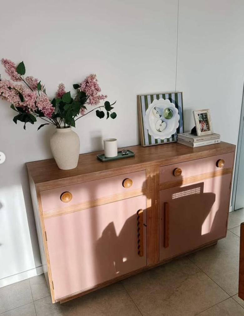 tanara care reconditioneaza mobila (3)