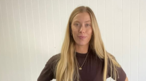 tanara care reconditioneaza mobila (4)