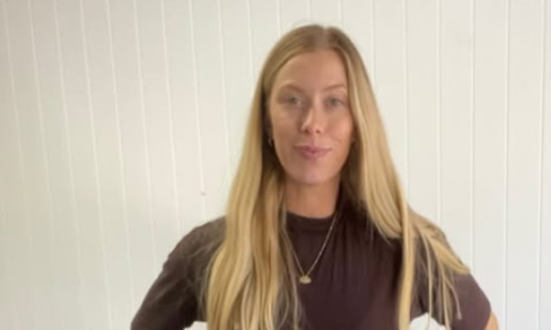 tanara care reconditioneaza mobila (4)