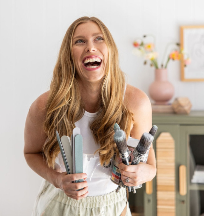 tanara care reconditioneaza mobila (7)