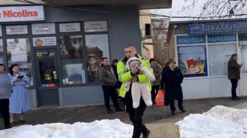 Un bebeluș a fost salvat dintr-un incendiu