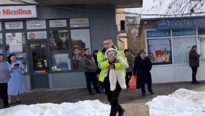 Un bebeluș a fost salvat dintr-un incendiu