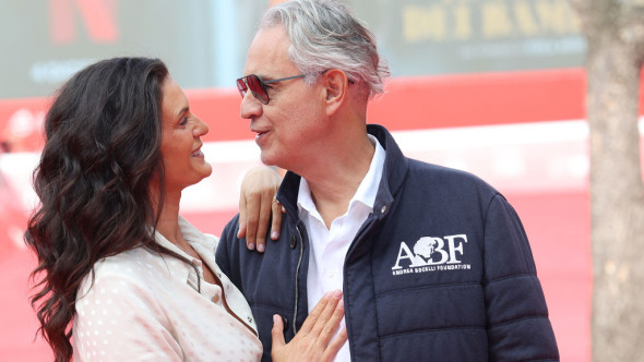 Andrea Bocelli, mesaj inedit pentru soția sa, care este mai tânără decât el cu 25 de ani. De ziua ei de naștere, Veronica Berti a strălucit într-o rochie cu inserții transparente