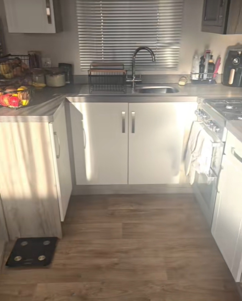 katrina, femeia care traieste intr-o rulota (6)