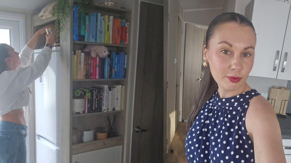 Unde locuiește această femeie după ce a renunțat la apartamentul ei scump. Face economie și muncește mai puțin