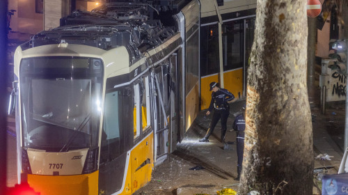 Un tramvai a deraiat la Milano și a lovit un magazin/ Profimedia
