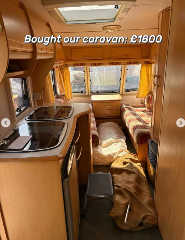 un cuplu cu trei copii si-a cumparat o rulota veche (5)