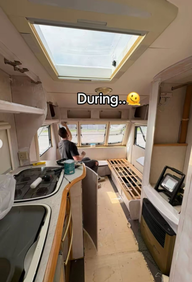 un cuplu cu trei copii si-a cumparat o rulota veche (7)