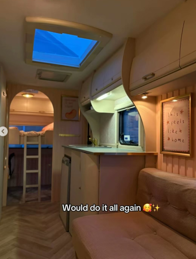 un cuplu cu trei copii si-a cumparat o rulota veche (8)