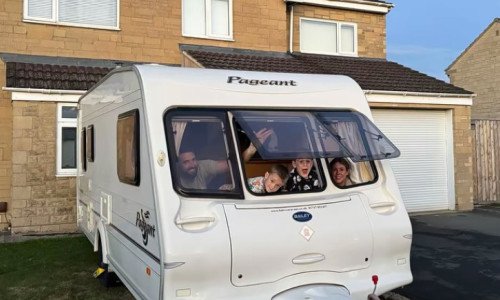 un cuplu cu trei copii si-a cumparat o rulota veche (1)