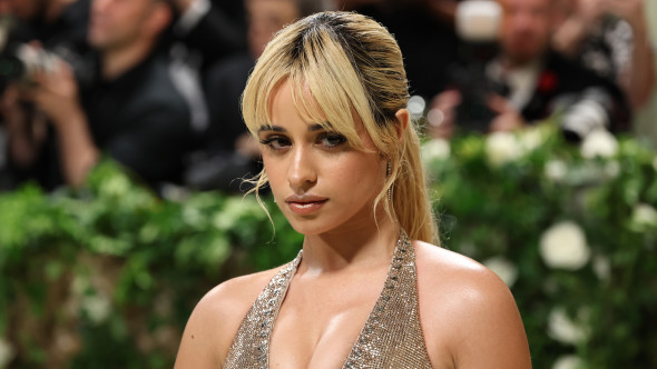 Nu și-a putut lua ochii de la ea. Camila Cabello, sărbătorită de iubitul miliardar. Imagini inedite de la petrecere