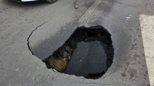 Trafic restricţionat pe Şoseaua Mihai Bravu din Capitală, din cauza unei surpări pe partea carosabilă. / Foto: news.ro