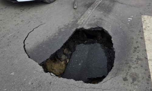 Trafic restricţionat pe Şoseaua Mihai Bravu din Capitală, din cauza unei surpări pe partea carosabilă. / Foto: news.ro