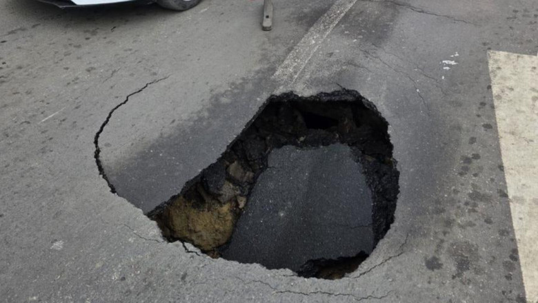 Trafic restricţionat pe Şoseaua Mihai Bravu din Capitală, din cauza unei surpări pe partea carosabilă. / Foto: news.ro