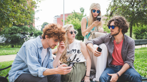 Reţelele sociale afectează negativ bunăstarea tinerilor/ Profimedia