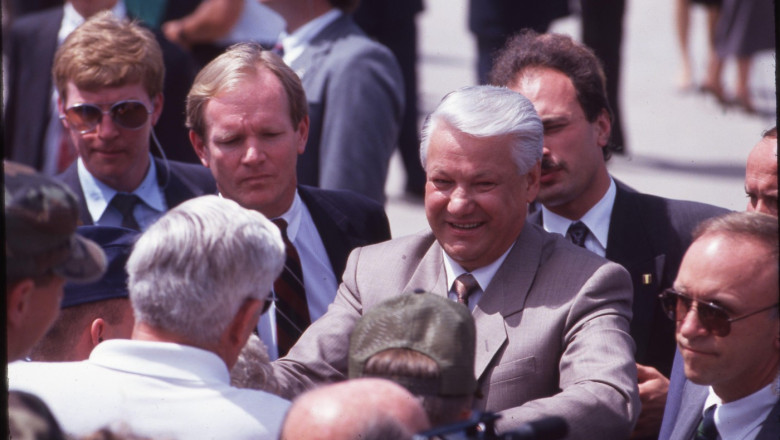 Wichita Kansas USA, June 18, 1992: Russian President BORIS YELTSIN and his entourage arrive at McConnell Air Force Base before touring a nearby wheat farm. Bob Daemmrich