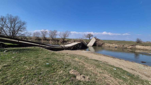 Podul care face legătura între judeţele Covasna şi Braşov s-a surpat/ Foto: News.ro