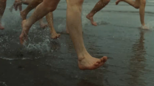 Scena iconică a antrenamentului pe plajă din filmul Chariots of Fire (Carele de foc), regizat de Hugh Hudson, 1981