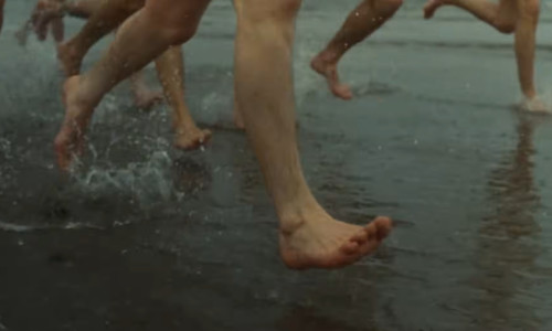 Scena iconică a antrenamentului pe plajă din filmul Chariots of Fire (Carele de foc), regizat de Hugh Hudson, 1981