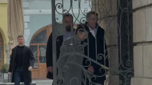 Klaus Iohannis, împreună cu soţia la slujba de Florii la biserica din centrul Sibiului/ Foto: Captură video