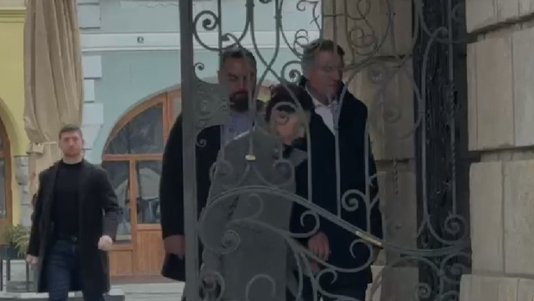 Klaus Iohannis, împreună cu soţia la slujba de Florii la biserica din centrul Sibiului/ Foto: Captură video