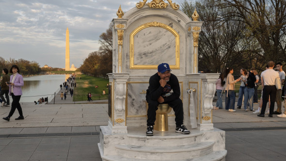 „Un tron demn de un rege”. Luxul controversat al lui Donald Trump, ironizat cu o toaletă aurie montată în public