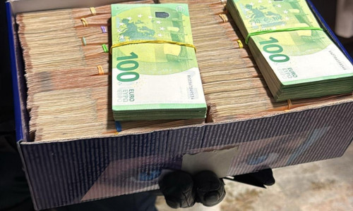 bani gasiti in cutii de pantofi la seful ARR (2)