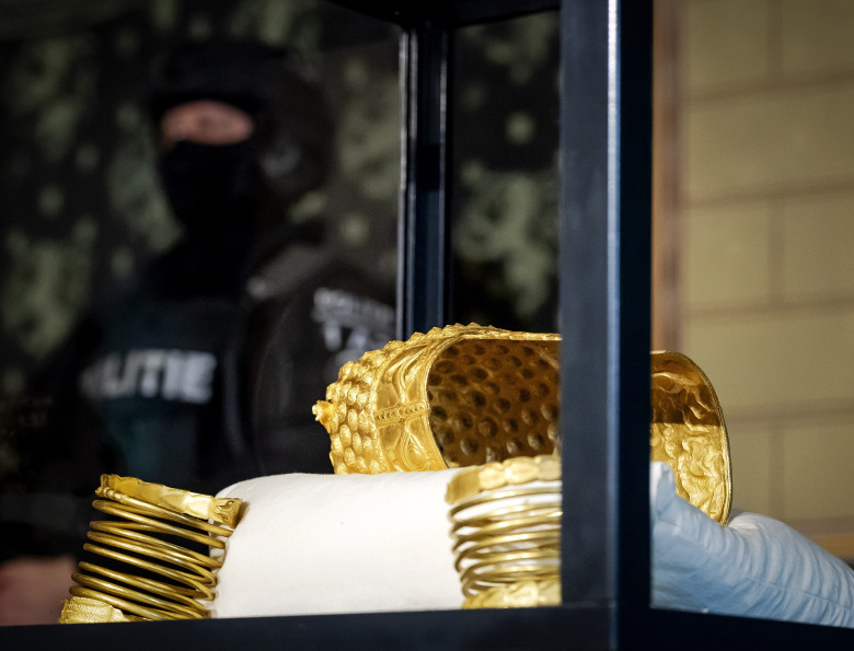 coiful de aur de la cotofenesti, bratari dacice