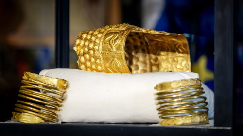 coiful de aur de la cotofenesti, bratari dacice