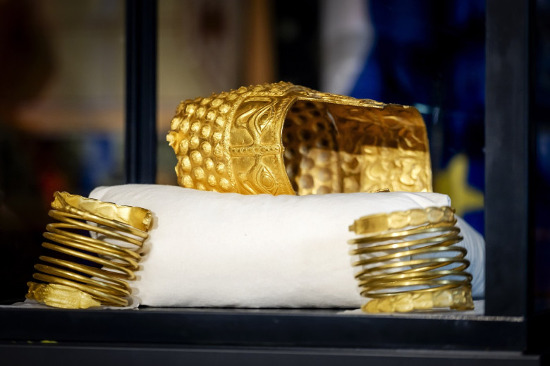 coiful de aur de la cotofenesti, bratari dacice