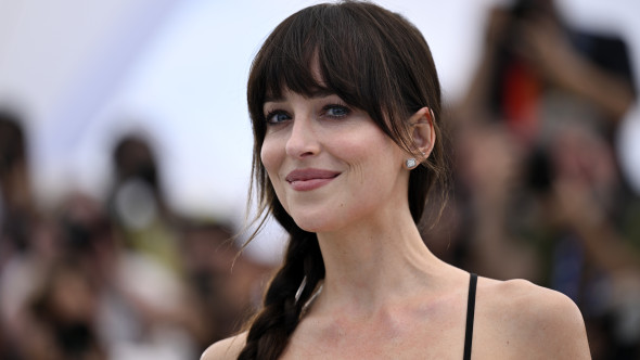 Cine este cântărețul care i-a cucerit inima frumoasei Dakota Johnson. Imagini rare cu cei doi îndrăgostiți în LA