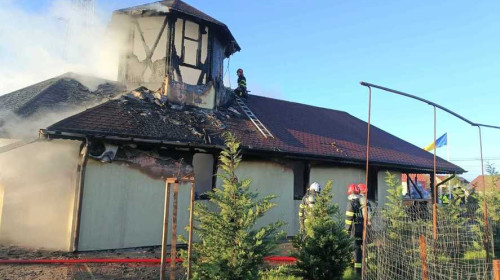 O biserică din lemn din Timiş a ars în totalitate/ Foto: ISU Timiş