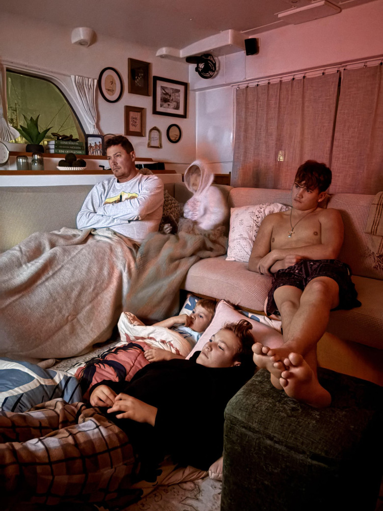 familie care traieste pe barca