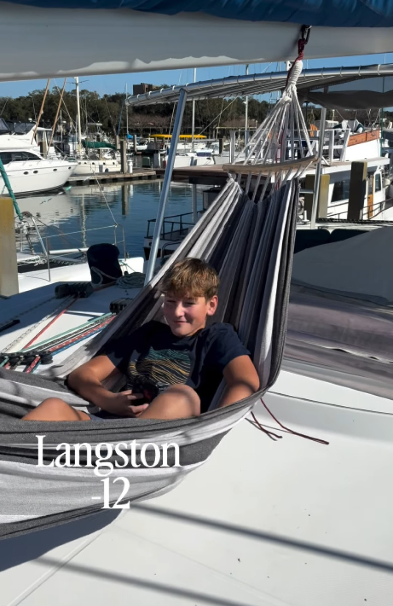 familie care traieste pe barca (2)